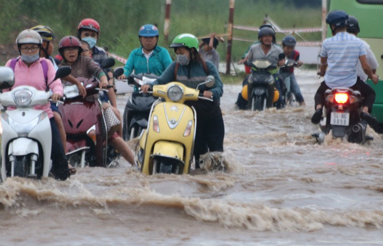 Duong ve nha cua nguoi Sai Gon lai ngap nuoc, ket xe kinh hoang-Hinh-5